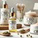 CBD gegen Akne 17 Ein Bild, das die Anwendung von CBD zur Behandlung von Akne darstellt. Zu sehen sind CBD-Hautpflegeprodukte wie Öle, Cremes und Seren in einem sauberen, minimalistischen Setting. Die visuelle Darstellung betont die Wirksamkeit von CBD gegen Akne, mit einem klaren, gesunden Hautbild und einer ruhigen, natürlichen Atmosphäre.